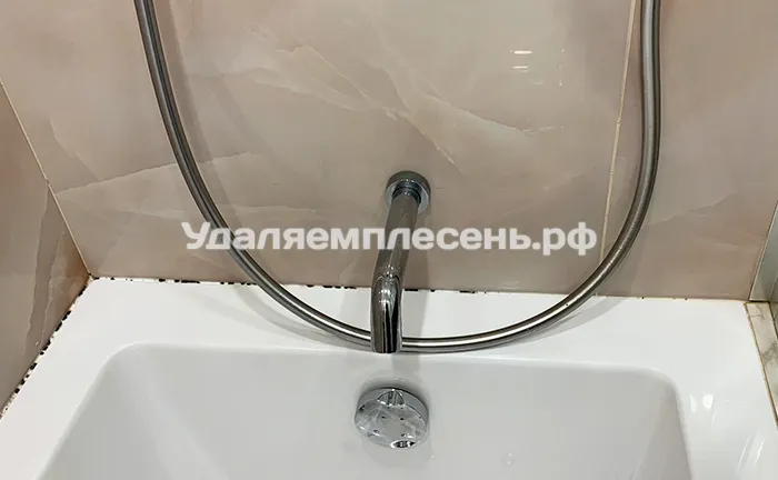 Замена герметика на ванне