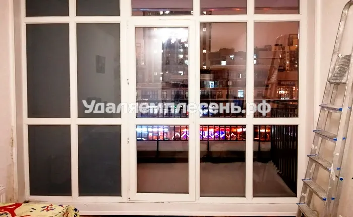 Удаление плесени на балконном блоке
